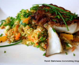 Steikt ris med grønnsaker og torsk