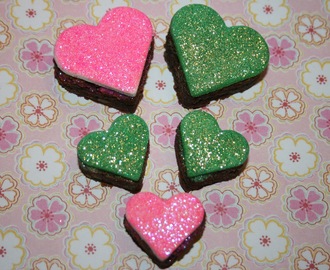 Brownies med glitterende hjerter av marsipan