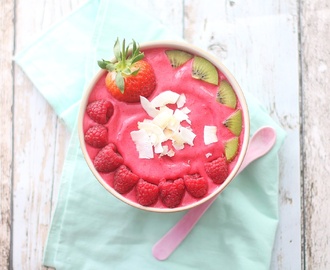 Rosa smoothiebowl til frokost