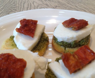 Forrett med Mozzarella, pesto og soltørket tomat