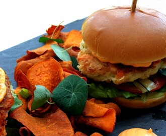 Fiskeburger med avokadokrem og søtpotetchips