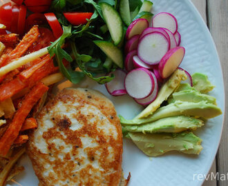 Grønnsaksstaver med fiskekaker og salat
