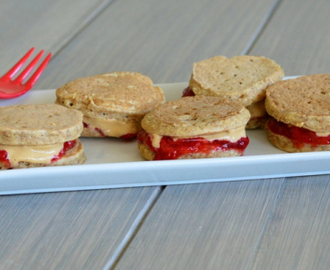 Mini-pannekaker med jordbær og peanøttsmør