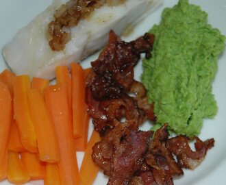 Lettsaltet torsk med ertepure og bacon