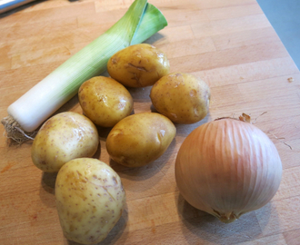 Middagstips: Potet- og purresuppe med sprøstekt bratwurst.