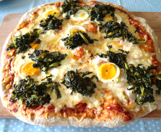 Grov speltpizza med grønnkål og egg