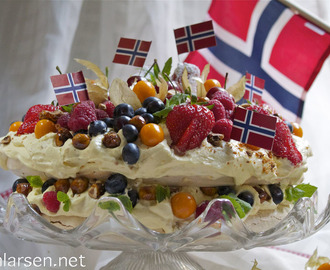 Pavlova med appelsinkrem, karameliserte hasselnøtter og sommernes bær