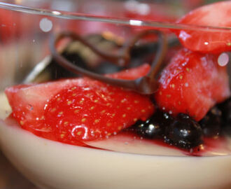 Vanilj pannacotta med basilika marinerade jordgubbar och sjokolade hjärtan