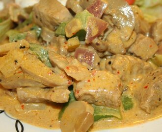 Svinekjøtt i curryfløtesaus