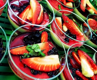 Vanilj pannacotta med basilika marinerade jordgubbar