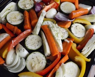 Ovnsbakte grønnsaker servert med havreburgere