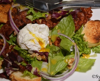 Salat med posjert egg, bacon og valnøtter
