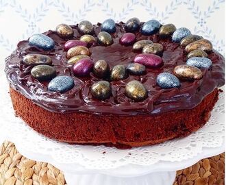 Sjokoladeelskerens sjokoladekake med påskepynt