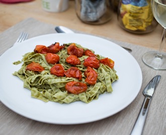 Grønn-grønn pasta med en kontrast