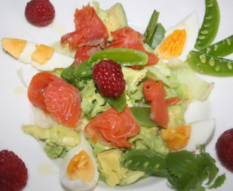 Salat med ørret, egg og friske bringebær