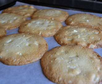White chocolate and macadamia cookies