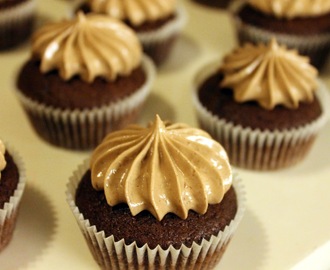 Moccasjokoladecupcakes med sjokolade swiss meringues buttercreame