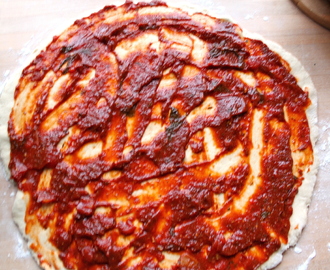 Hjemmelaget tomatbasert pizzasaus