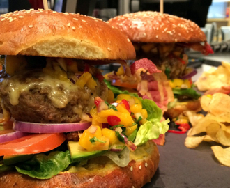 Hjemmelaget hamburger og hamburgerbrød med avokado og mangosalsa