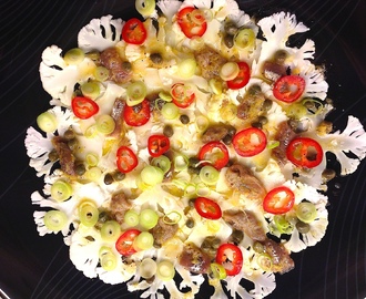 Blomkålsalat med ansjos og blåmuggost
