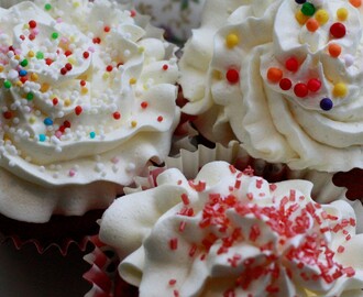 Red velvet cupcakes med cream cheese frosting