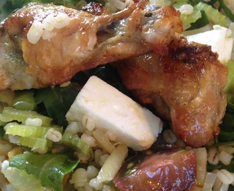 Mandagsmiddag - kyllingkubber, byggkorn og salat