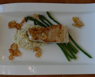 Stekt fisk med jordskokk og asparges