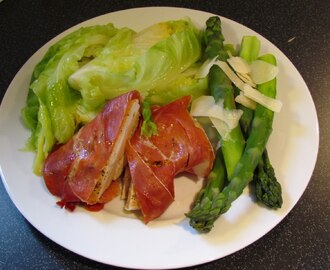 Serranokylling med nykål og asparges.