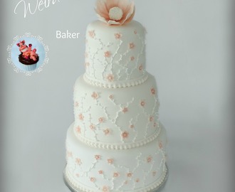 Bryllupskake til Eivind og Lisa / White and peach wedding cake