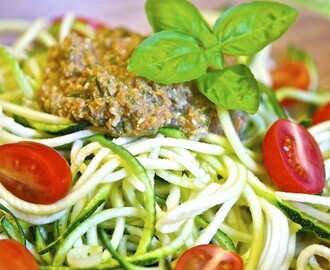 Rå pasta med tomat- og valnøttsaus