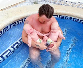 Guttenes første bad i basseng