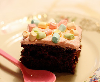 Sjokoladeskuffkake uten egg med rosa glasurtopping