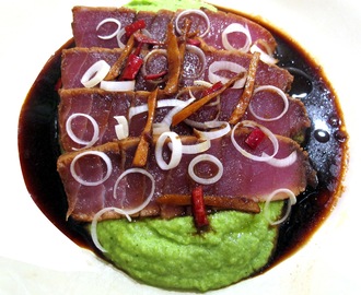 Marinert tunfiskbiff med erte- og brokkolipuré