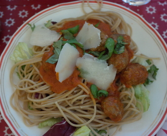 Spagetti med kjøttboller og tomatsaus