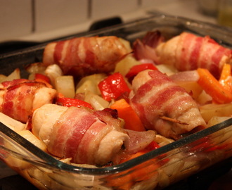 Kyllingruller med bacon og ovnsbakte grønnsaker