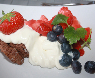 Sjokoladerullekake med krem og bær til dessert (glutenfritt)
