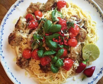 Spagetti med kyllingkjøttboller, tomat og basilikum