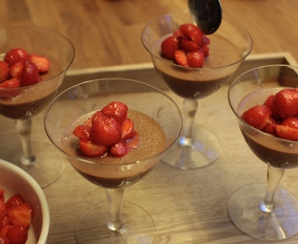 Sjokolademousse med jordbærtopping