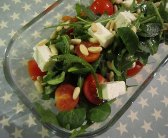Salat med fetaost og pinjekjerner