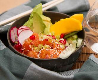 Poke bowl med mango, avokado og granateple