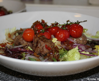 Salat med kjøttboller, ovnsbakte tomater og varm soyadressing