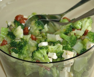 Salat med brokkoli og fetaost