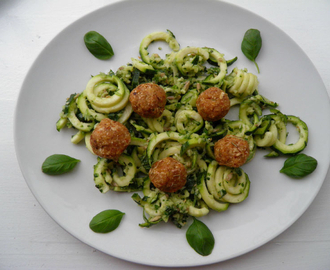 Raw Pasta med Nøtteboller & Grønn saus