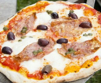 Pizza med tomatsaus og mozzarella