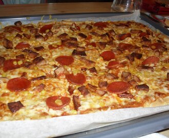 Pizza med pepperoni og kalkunpølse