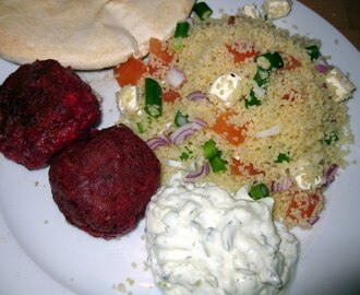 Rødbetekeftedes med couscous-salat og tzatziki