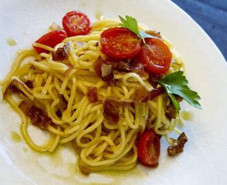 Spaghetti med salviesmør, hvitløk, bacon og småtomater