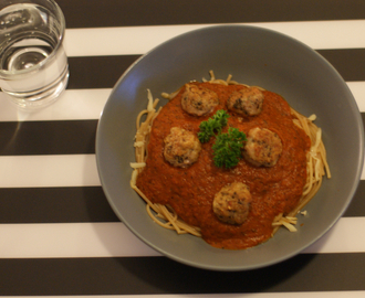 Oppskrift: Kjøttboller med tomatsaus og pasta