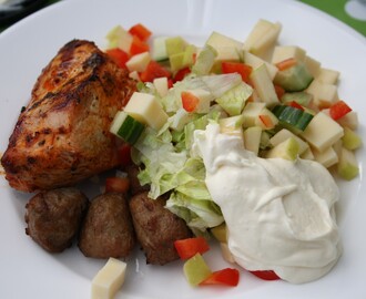 Grillet kalkunfilet med salat og kjøttboller