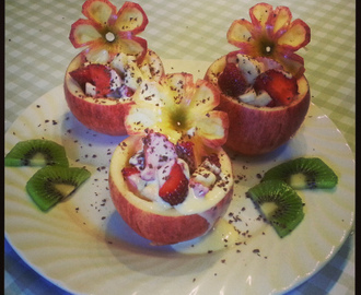 Eple-blomst fylt med frukt og vaniljesaus